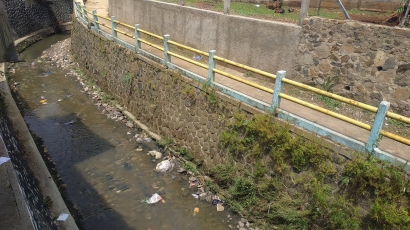 Kurangnya Kepedulian Masyarakat Daerah Cibarengkok terhadap Sungai Cilumus yang Masih Tercemar Sampah