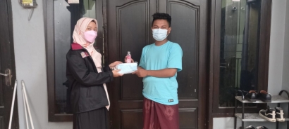 Kelompok 93 PMM Universitas Muhammadiyah Malang Membagikan Masker di Desa Mulyoagung