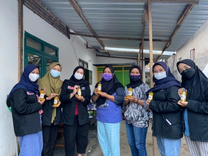 Pembuatan Jamu Peningkat Imun Saat Pandemi oleh Mahasiswa UMM PMM Bersama Ibu-Ibu Dusun Rejoso