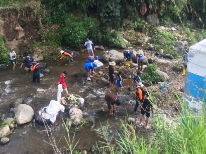 Mahasiswa PMM UMM Ikut Serta dalam Kerja Bakti Membersihkan Sungai Brantas di Desa Sidomulyo Kota Batu Jawa Timur