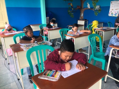 PMM UMM Melakukan Kegiatan Belajar Bersama Anak-anak di Tengah Pandemi Covid-19 di Dusun Klerek