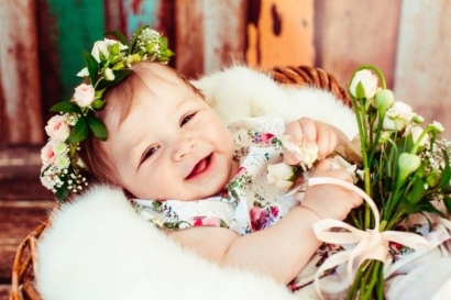 Terinspirasi dari Warna Favorit, Ini Nih 4 Referensi Nama Bayi Perempuan yang Cantik Banget!