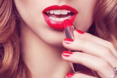 Lipstik, Sejarah Panjang dan Tips-tips Aman Memilihnya