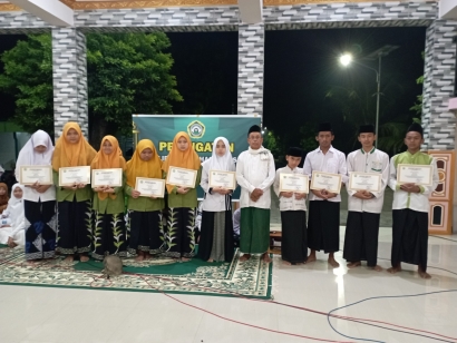 Penyerahan Penghargaan Santri Berprestasi Iringi Peringatan Maulid Nabi Muhammad SAW 1443 Hijriyah di Ponpes Mangunan Al Bukhori
