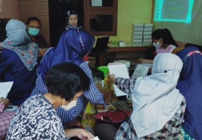 Pelatihan Pembukuan Sederhana kepada Ibu-ibu PKK Argomulyo Mukti Timur Kelurahan Tlogomulyo Semarang