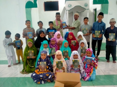 Gencar Distribusi Al-Quran, RWQ Malut Sambangi Patani dan Gebe Halmahera Tengah