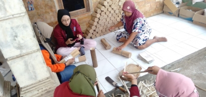 KKN Kelompok 31 Umsida Bantu UMKM Kerajinan Bambu di Desa Kemirisewu untuk Mengembangkan Usahanya