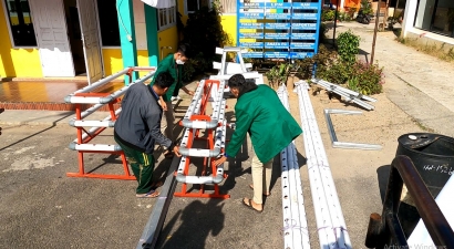 Membantu Nagari Membangun, UNAND Buatkan Instalasi Budidaya Stroberi