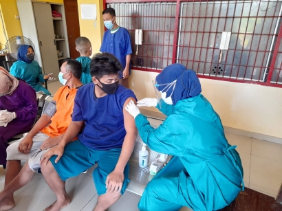 Penghuni Rumah Tahanan Polres Bojonegoro Terima Vaksin