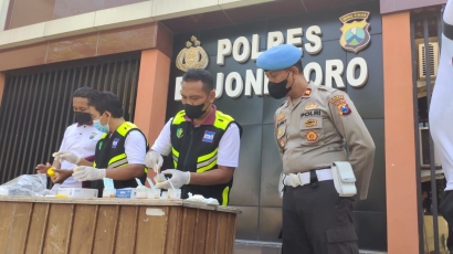 Sebanyak 20 Anggota Polres Bojonegoro Jalani Tes Urin