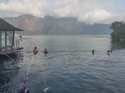 Berendam Air Panas dengan Pemandangan Langsung Danau Batur