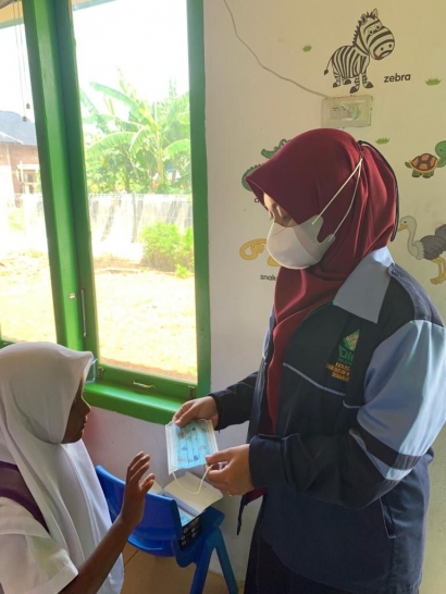 Mahasiswa KKN UIN Walisongo Membagikan Masker di PAUD Bungong Siron