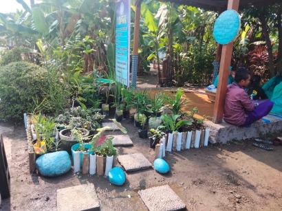 Partisipasi Mahasiswa KKN RDR 77 Kelompok 4 dalam Pembuatan Taman Toga di Desa Bangetayu Wetan