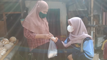 Mahasiswa KKN UIN Walisongo Semarang Bagikan Masker dan Hand Sanitizer di Pasar Karangayu