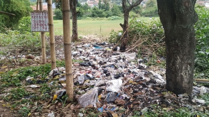 Sampah di Samping Jalan Raya Laswi Bandung