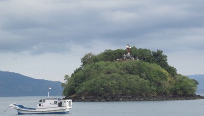 Wisata Rohani di Pulau Waibalun