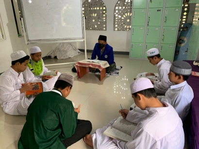 Mahasiswa JSA FS UM Sukses Sukses Mengikuti Progam Mengajar di Sekolah CoE di PP Darul Faqih