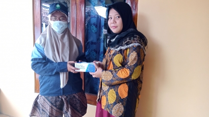 Mahasiswa KKN RDR 77 UIN Walisongo Semarang Membagikan Masker, Membantu Pencegahan Penyebaran Covid-19