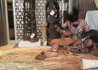 Kolaborasi Freeport, Plataran Indonesia, dan Yayasan Maramowe Hidupkan Seni Ukir Suku Kamoro Papua