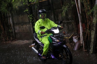 Caraku Berkendara Sepeda Motor di Kala Hujan, Jalan Licin Bikin "Deg-deg-an"