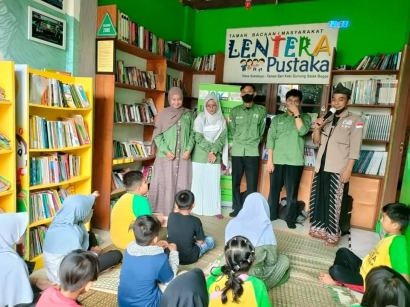 Bangkitkan Semangat Membaca, Mahasiswa Unindra PKM di Taman Bacaan Lentera Pustaka