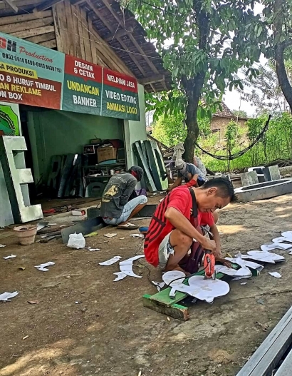 Ari Prabowo, Jurnalis yang Kini Jadi Kreator Huruf Timbul