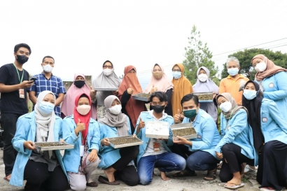 Mahasiswa UNS Mengembangkan Produk Teh Celup dari Benalu di Dusun Tanen Desa Kemuning