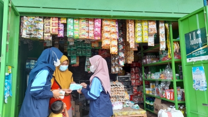 Mahasiswa KKN UIN Walisongo Semarang Bagikan Masker Gratis di Pasar Winong