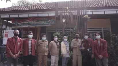 Kegiatan Bagi Masker oleh PMM UMM di Kelurahan Tunjungsekar