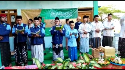 Masyarakat serta Anak-anak TPQ 04 IPNU IPPNU Desa Pucangrejo Berpartisipasi Memperingati Maulid Nabi SAW