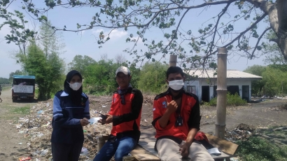 Upaya Cegah Covid-19, Mahasiswa KKN RDR-77 UIN Wallisongo Membagikan Masker di Pantai Tirang Semarang