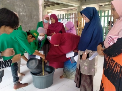 Mahasiswa KKN PPM 041 UNIMAL Mengadakan Pelatihan Pembuatan Sabun Cuci Piring bersama Ibu-ibu Gampong Gelumpang Sulu Timur