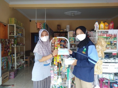Mahasiswa KKN UIN Walisongo Semarang Bagikan Masker Gratis untuk Warga