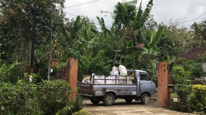 Pembersihan dan Pengangkutan Sampah Desa Tempursari oleh Mahasiswa MBKM UM