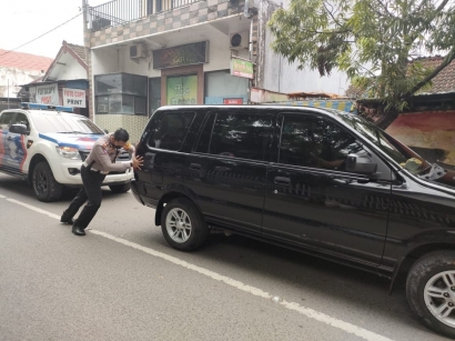 Kasat Lantas Polres Bojonegoro Dorong Mobil Mogok