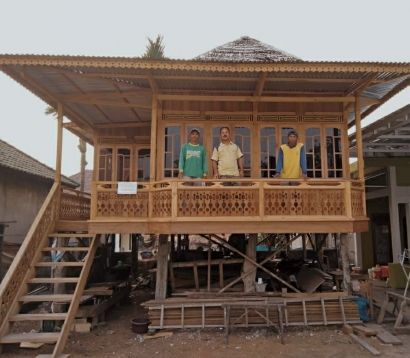 Pemberdayaan Masyarakat Daerah Tanjung Baru Petai Melalui Pembuatan Rumah Kayu Bongkar Pasang