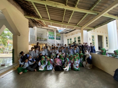 Mahasiswa KKN UIN Walisongo Semarang Mengadakan Perpustakaan Keliling