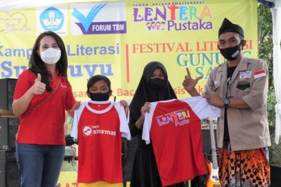 Peduli Taman Bacaan, Bank Sinarmas Donasi Kaos ke TBM Lentera Pustaka Bogor
