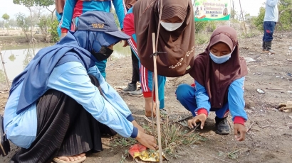 Gerakan Penanaman Pohon untuk Mencegah Abrasi di Desa Randusanga Kulon