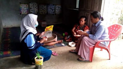 Mahasiswi KKN UIN Walisongo Semarang Memberikan Edukasi Pemanfaatan Sampah Bekas kepada Ibu-Ibu di Desa Kemuning