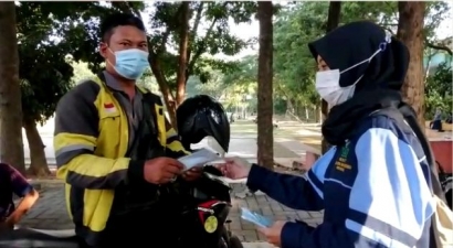 Peduli Sesama, Mahasiswa KKN UIN Walisongo Semarang Membagikan Masker di Lapangan SD