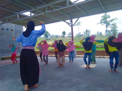 Tanamkan Budaya Lokal Pada Anak Usia Dini, Mahasiswa KKN Adakan "Latihan Rutin Tari Guci"