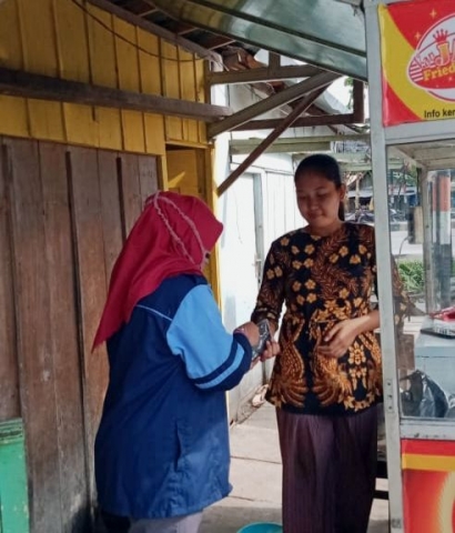 Lawan Covid-19, Peserta KKN UIN Walisongo Semarang Bagikan Masker Gratis di Jambearum