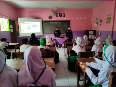 Edukasi Kesehatan Terkait Cacingan di MI Muhammadiyah 04 Jombang