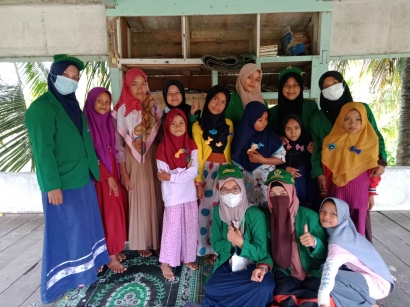 Mahasiswa KKN Unimal Kelompok 81 Mengajari Anak-anak Gampong Meunasah Dayah Kerajinan Tangan