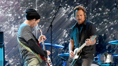 The Haves Menandai Rilisnya Album Solo Eddie Vedder "Earthling"