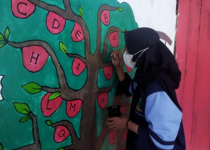 Mahasiswa KKN UIN Walisongo Manfaatkan Dinding PAUD untuk Media Belajar Anak