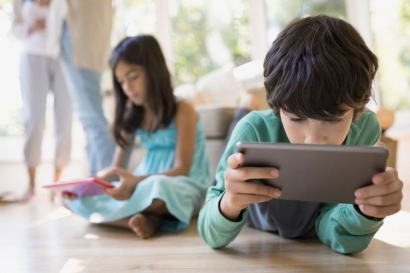 Mengapa Sebagian Anak Enggan Berteman dengan Orangtua di Media Sosial?