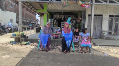 Mahasiswa KKN RDR 77 UIN Walisongo Semarang Ikut Serta Membantu Galang Dana Bersama Warga Desa Tugu