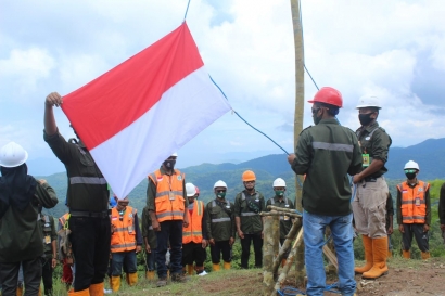 Land Preparation Indonesia Gelar Upacara Bendera di Atas Gunung